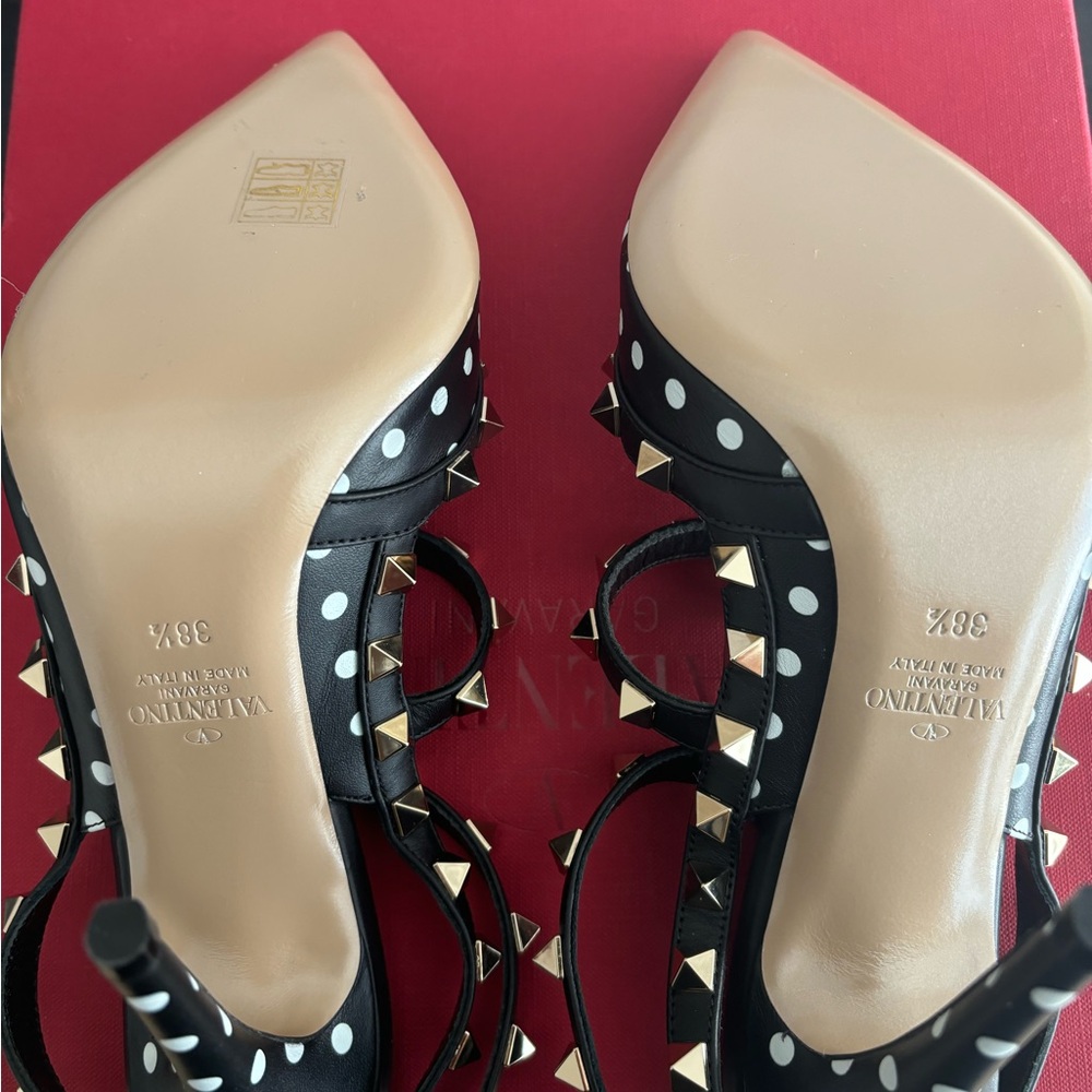 Very Elegant Valentino Garavani Classic Rockstud pumps! Brand new in box! 38.5 - Picture 11 of 16